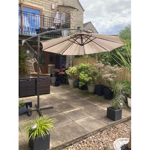 625 - Large garden cranking, cantilever, sun shade/parasol in brown and cream with solar LED lights, 8 fee... 