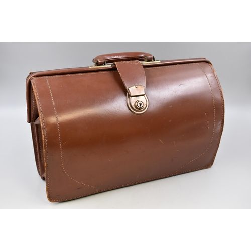 712 - Nice Quality Antique English Leather Doctors Briefcase (no key present)