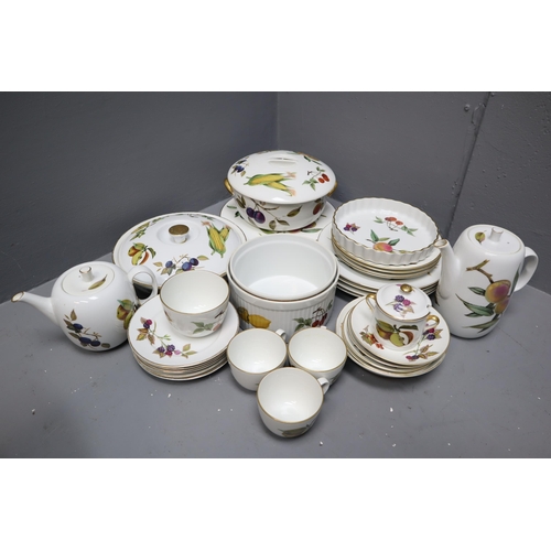 744 - Royal Worcester Evesham 32 piece dining set to include 1 large cake plate, 4 large plates, 4 medium ... 