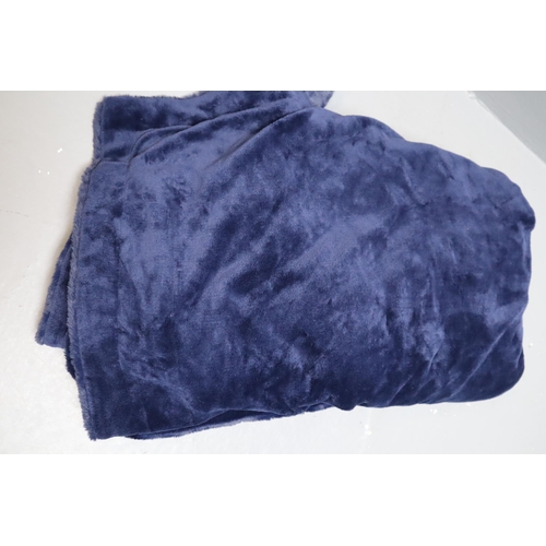 663 - New HOME luxury heated throw in Blue 9 hour timer and 6 heat settings (works when tested)