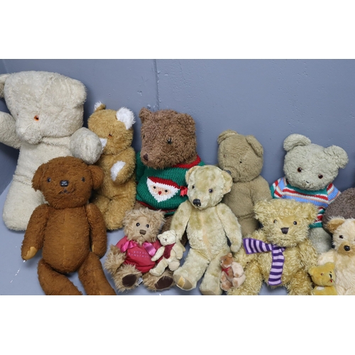 733 - Large selection of vintage teddy bears (all different sizes)