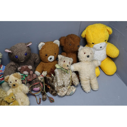 733 - Large selection of vintage teddy bears (all different sizes)