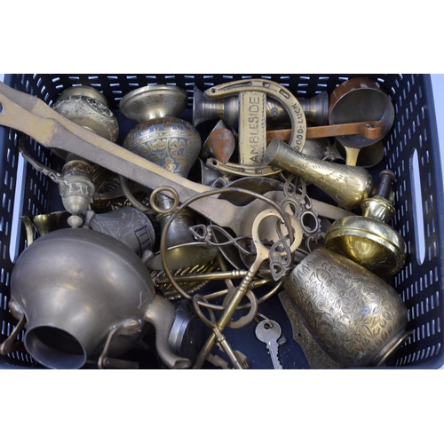 682 - Mixed Lot of Mainly Vintage Brassware Including Keys, Teapots and More