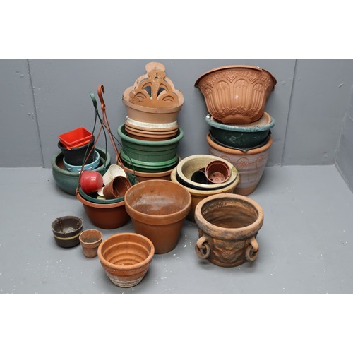 753 - Large collection of plant pots in various sizes including 9 ceramic pots & a large selection of ... 