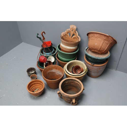 753 - Large collection of plant pots in various sizes including 9 ceramic pots & a large selection of ... 