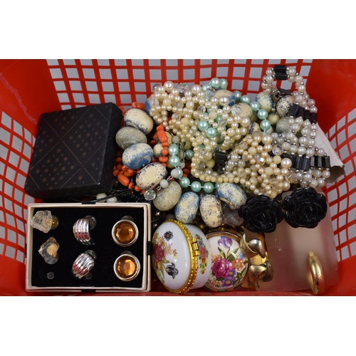 469 - Selection of fashion/costume jewellery to include earrings, necklace's and more