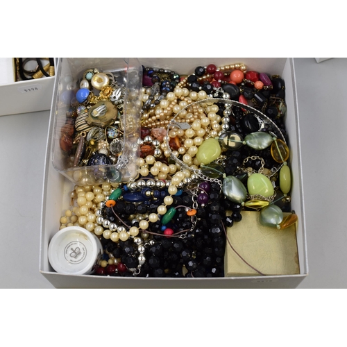 475 - Large selection of fashion/costume jewellery to include, earrings, rings, broaches, and more