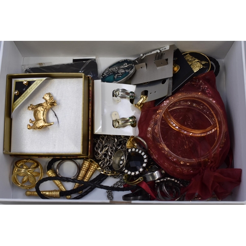 475 - Large selection of fashion/costume jewellery to include, earrings, rings, broaches, and more