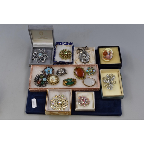 179 - A Selection of Vintage Brooches To Include Celtic Style Brooch, Pair of Lovers Brooch, Possibly Gold... 