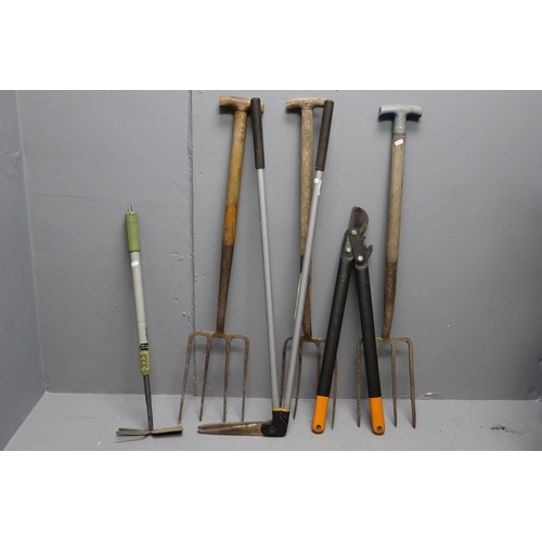 666 - Mixed Lot of Gardening Tools to include Forks, Loppers Trimmers and Double Headed Extendable Rake. N... 