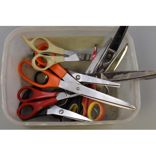 422 - Rhys' box of scissors (all different sizes)