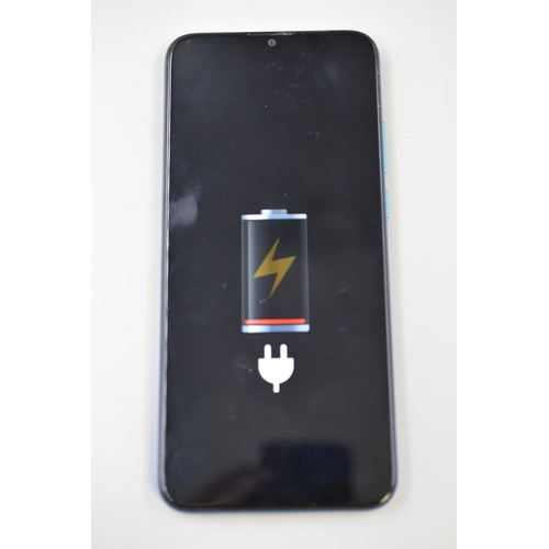 424 - A Motorola moto g8 PowerLite Smartphone, In Original Box With Charging Cable and Paperwork. Powers O... 