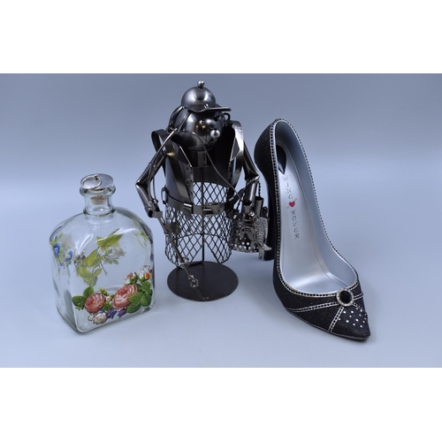 731 - Mixed lot to include a fishing wine bottle holding, a wine bottle holder shaped in a high heel shoe ... 