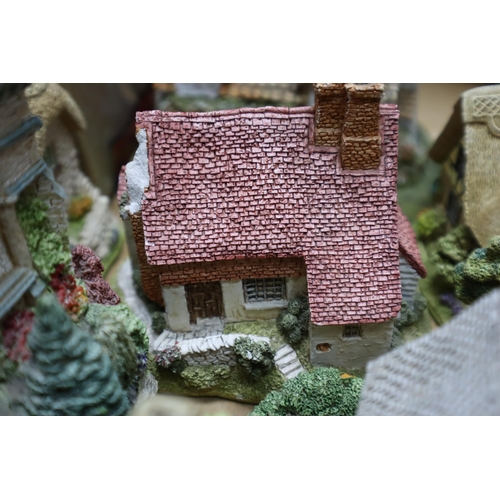 811 - Collection of Lilliput Lane The country lines collection comprising of over 20 items