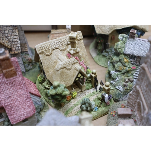 811 - Collection of Lilliput Lane The country lines collection comprising of over 20 items