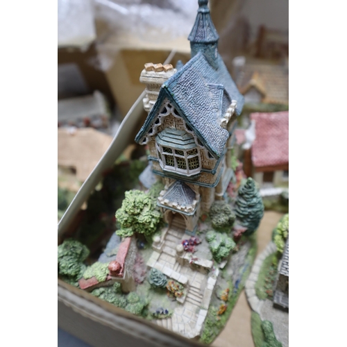 811 - Collection of Lilliput Lane The country lines collection comprising of over 20 items