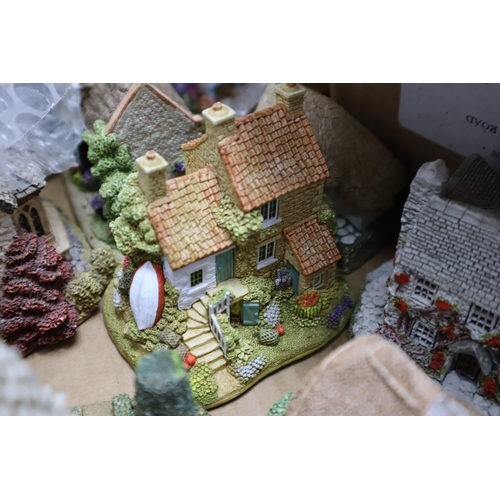 811 - Collection of Lilliput Lane The country lines collection comprising of over 20 items