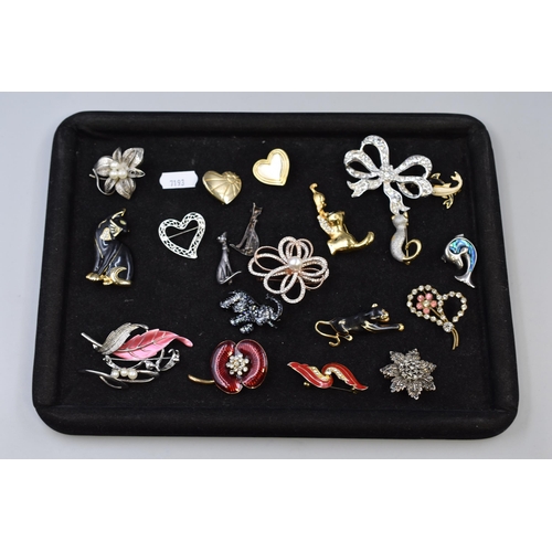 95 - A Selection of Twenty-One Various Designer Brooches