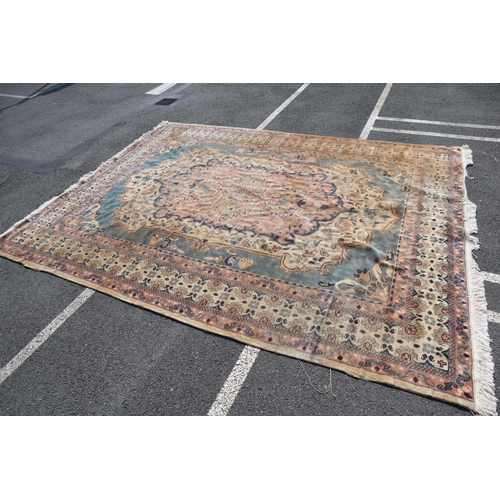 685 - Large Patterned Rug (9ft x 7ft )