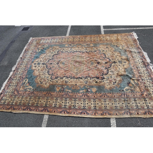 685 - Large Patterned Rug (9ft x 7ft )