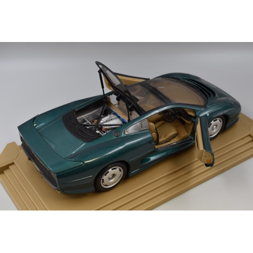 826 - Large Maisto Jaguar XJ220 (1992) model (18