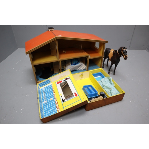 873 - Mixed lot to include Sindy travel case, large vintage dolls house and a toy horse