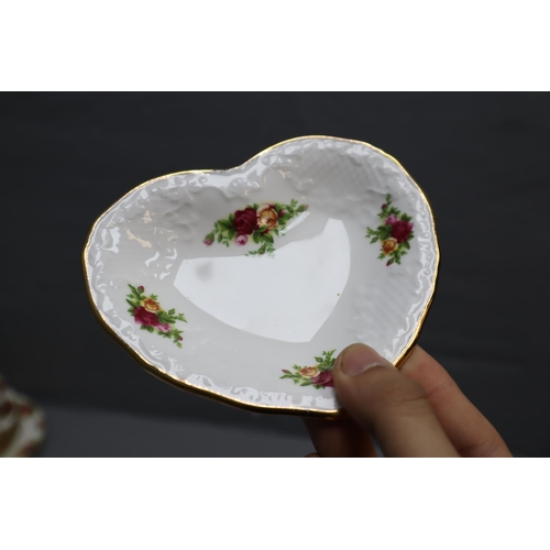 920 - 23 Royal Albert 1962 Old Country Roses dinner piece set to include plates, serving plate, serving di... 