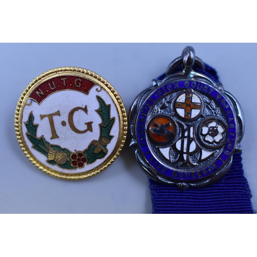 320 - National union of townswomen's guild badge and Yorkshire High Court orphan fund badge complete in pr... 