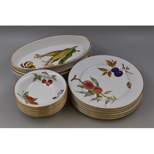 353 - Fifteen Pieces of Royal Worcester Evesham Table Ware including Dinner Plates, Fruit Bowls and Oven w... 