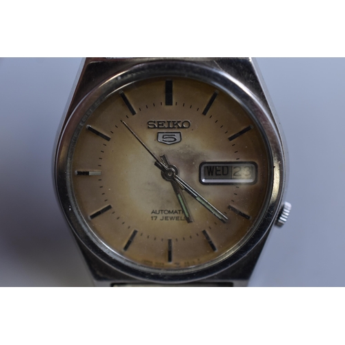 110 - A Seiko 5 17 Jewels Automatic Gent's Day/Time Watch. Working