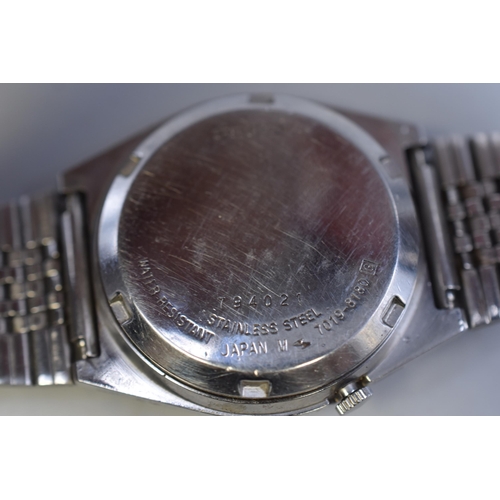 110 - A Seiko 5 17 Jewels Automatic Gent's Day/Time Watch. Working