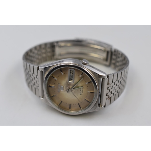 110 - A Seiko 5 17 Jewels Automatic Gent's Day/Time Watch. Working