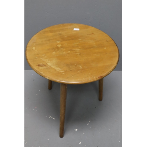 555 - Mid-Century Light Wood Circular Side Table (14