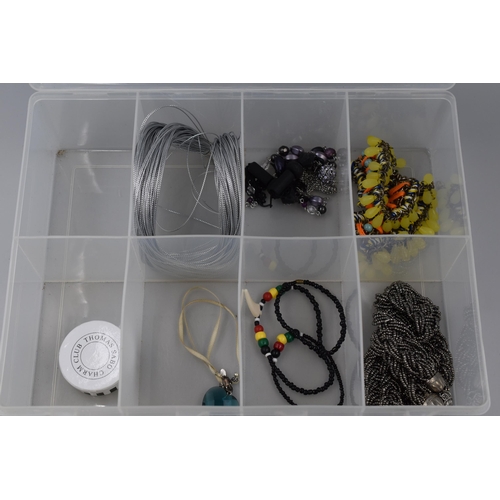 428 - Small selection of costume jewellery to include necklaces, a bracelet and Thomas Sabo Charm club pen... 