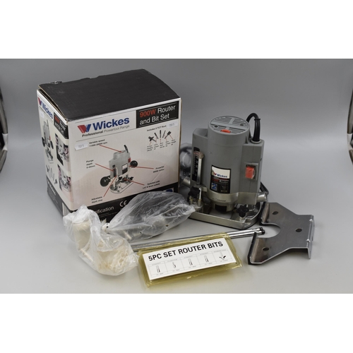 619 - Wickes 900W Router with Bit Set with Box (Powers When Tested)