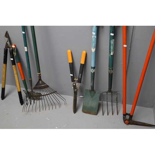 441 - Selection of gardening tools, to include, Edger's, loppers, fork, spade, rake and more