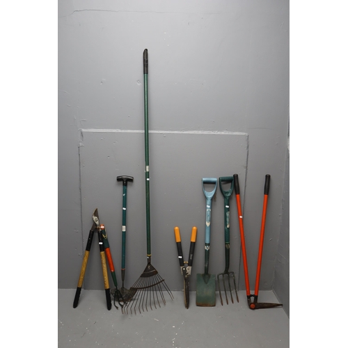 441 - Selection of gardening tools, to include, Edger's, loppers, fork, spade, rake and more