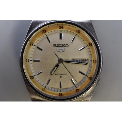 105 - A Gents Automatic Seiko 5 Day/Time Watch, With Original Strap. Working