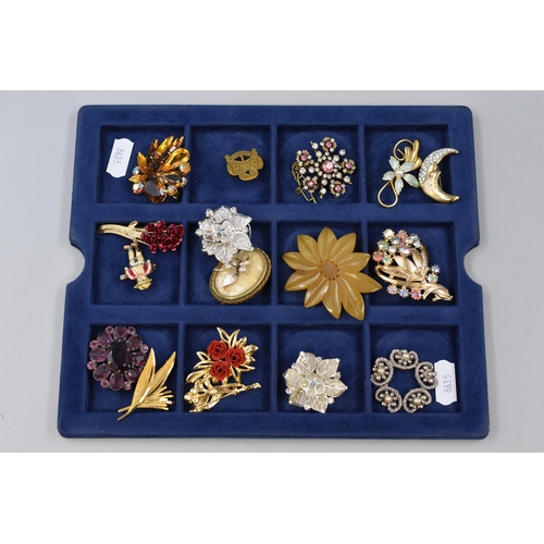 129 - Selection of Brooches to Include Moon Brooch, Girl Guides Badge, Flower Brooches and more (some a/f)