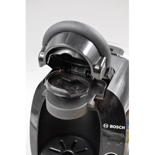 551 - A Bosch Tassimo Coffee Machine With Cappuccino Pods, Powers On When Tested