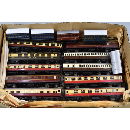 557 - Box of Vintage model Railway Carriages