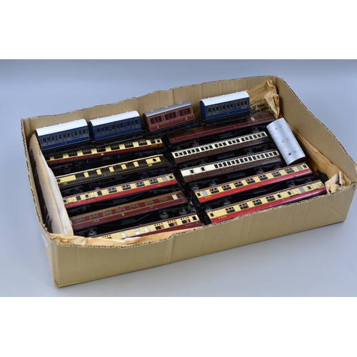 557 - Box of Vintage model Railway Carriages