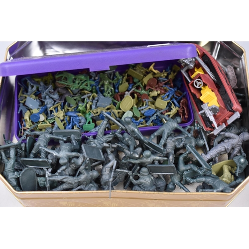 572 - Large Collection of Plastic Soldiers