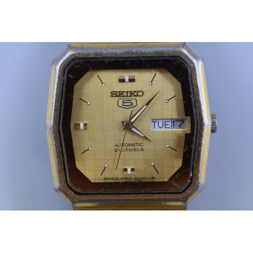 64A - A Seiko 5 Automatic 21 Jewels Gold Tone Day/Date Watch With Original Strap, Working