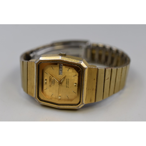 64A - A Seiko 5 Automatic 21 Jewels Gold Tone Day/Date Watch With Original Strap, Working