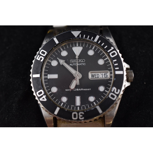 80 - A Seiko Automatic Day/Date Gent's Divers Black Dial Watch With Stainless Steel Strap, In Presentatio... 