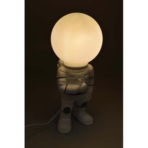 289 - Brand New Cool Led Spaceman Lamp 12