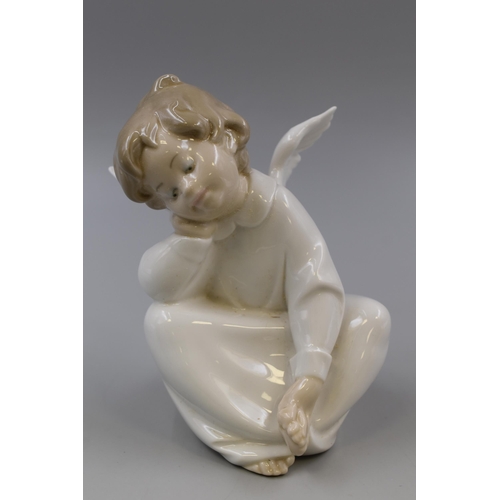 193 - Boxed Lladro Angel Sleeping Figurine No.4961 (6 1/2