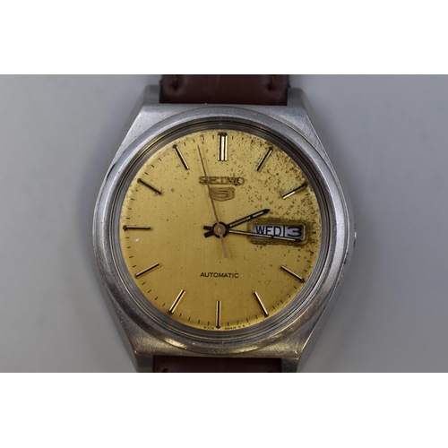 88 - A Seiko 5 Automatic Gent's Day/Date Watch With Leather Strap. Working