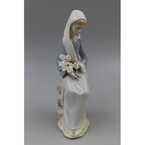 265 - A Boxed Lladro 'Lily Girl Sitting' Spanish Porcelain Figurine No 4650 Approx. 9.5